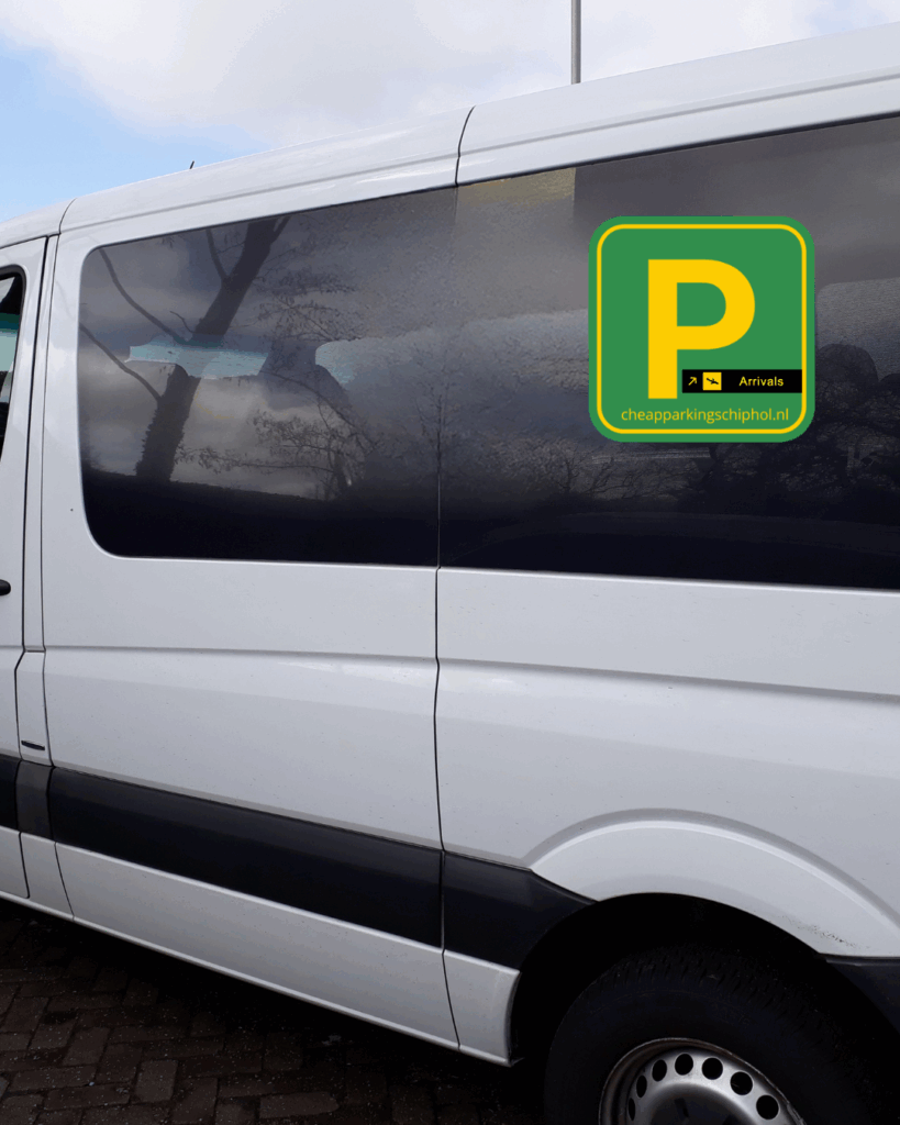Shuttlebus van CheapParkingSchiphol.nl met logo op het raam, klaar voor vervoer van en naar Schiphol