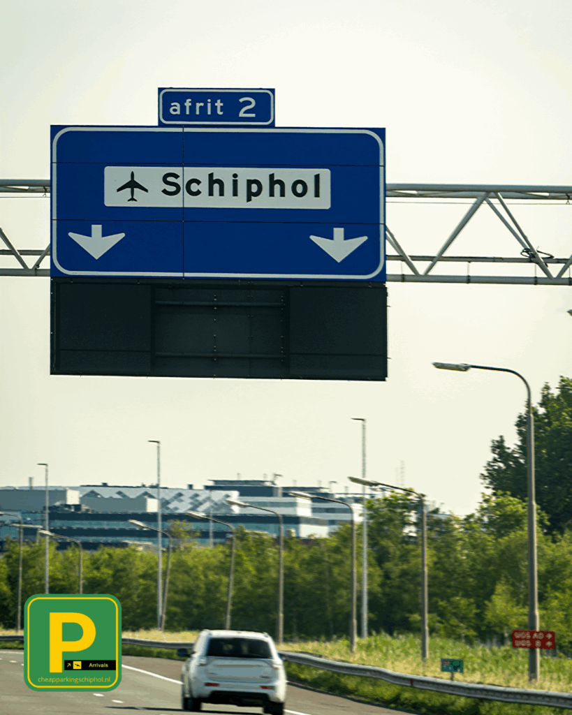 Verkeersbord met afrit 2 naar Schiphol op de snelweg, perfect moment voor reizigers om lang parkeren Schiphol te regelen via cheapparkingschiphol.nl.
